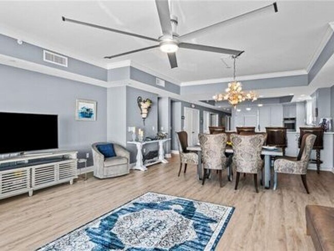 Building Photo - 4 Bedroom Beach Front Condo in Indian Shores