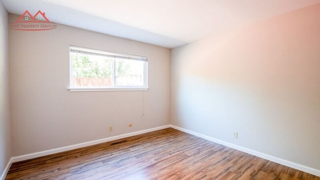 Building Photo - 5160 Westdale Dr