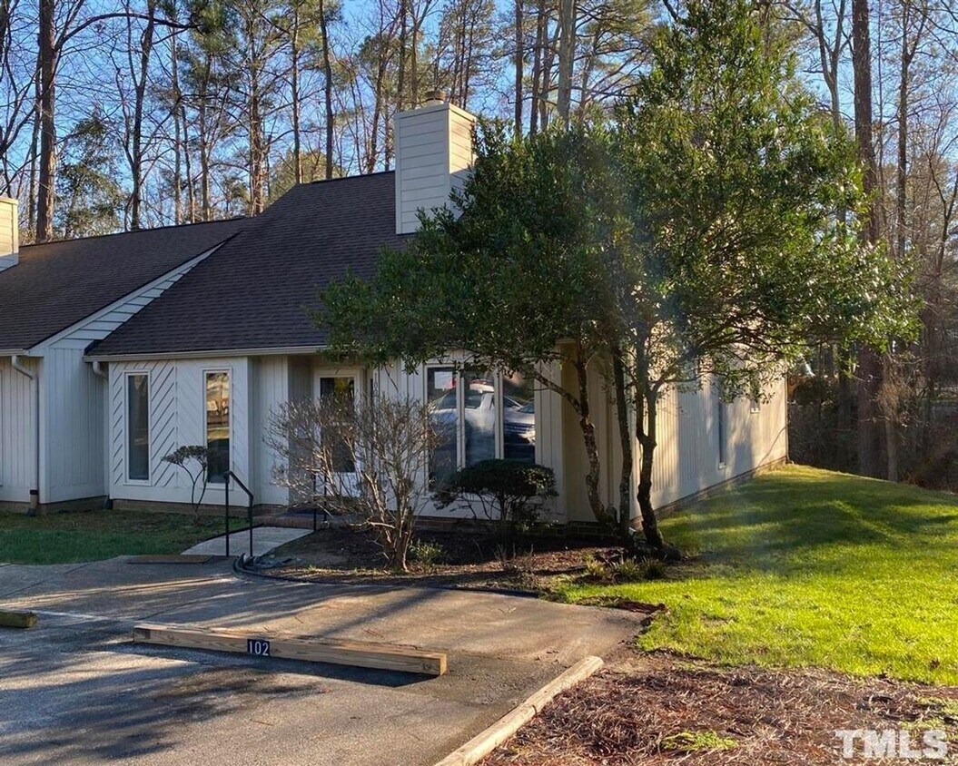 Foto del edificio - 102 Woodbridge Lane, Chapel Hill, NC  27514
