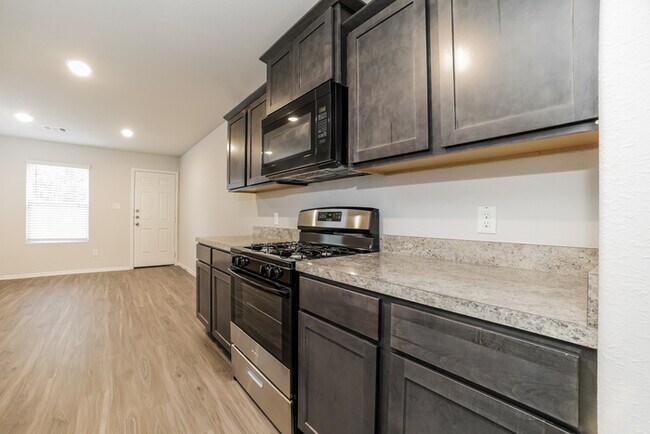 Foto del edificio - 22315 Merlin St