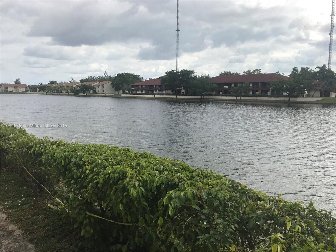 Foto del edificio - 610 NW 214th St