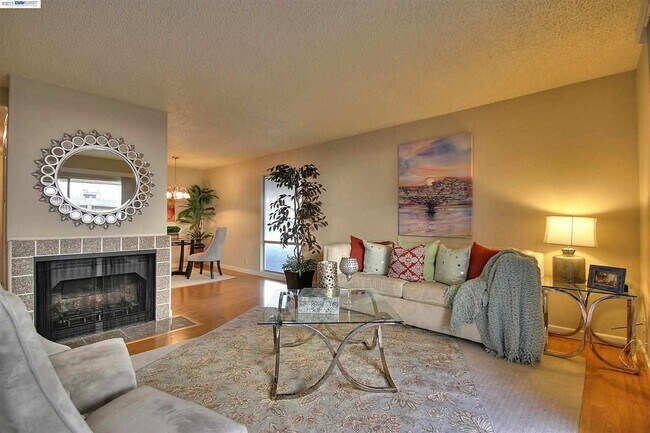 Foto del edificio - For Rent – Charming 2BR single level condo...