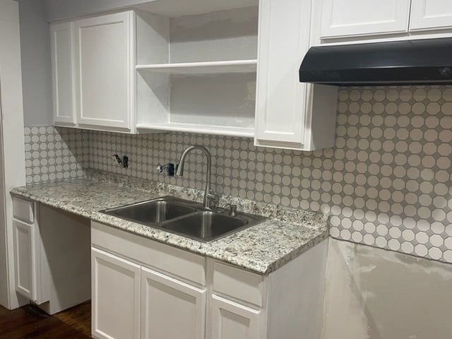 Kitchen - 1310 E Waco Ave