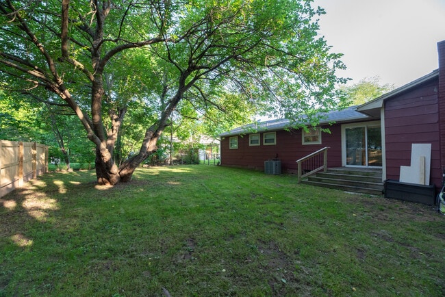 Building Photo - 2501 W Valley Dr