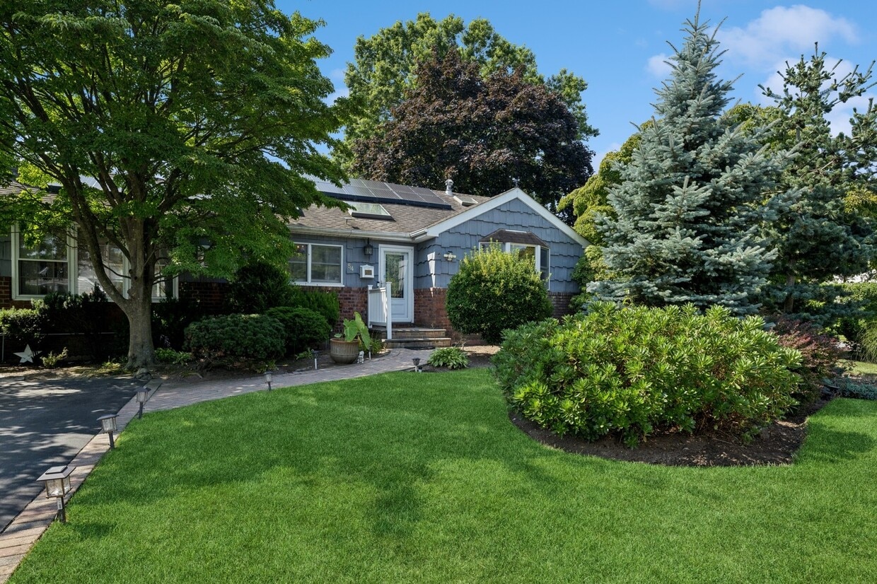 Primary Photo - 54 Winnecomac Ave