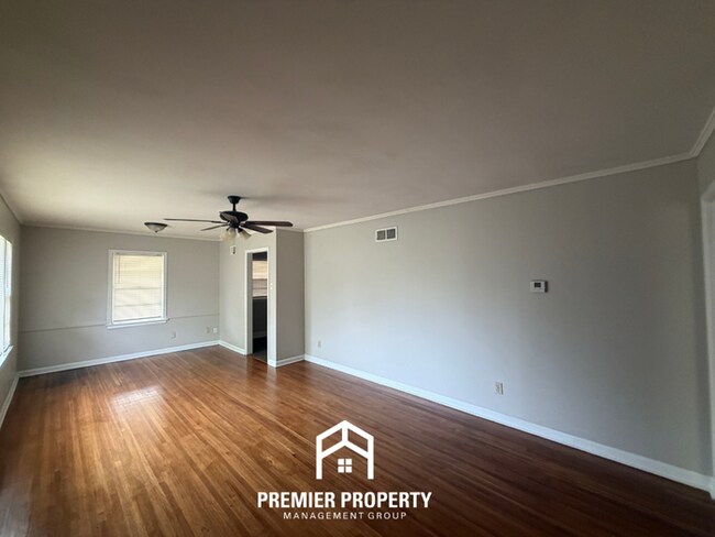 Foto del edificio - Charming 3BR/2BA in High-Demand 38117 | Hardwood Floors & Fenced Yard