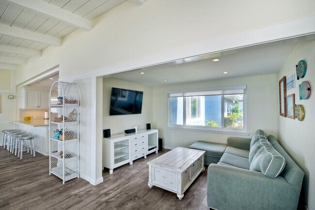 Building Photo - 5185 Shore Dr