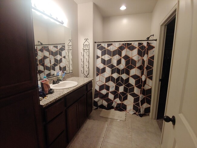 Building Photo - Charming Townhome