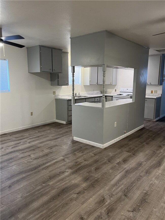 Building Photo - 2040 Swan Cove N