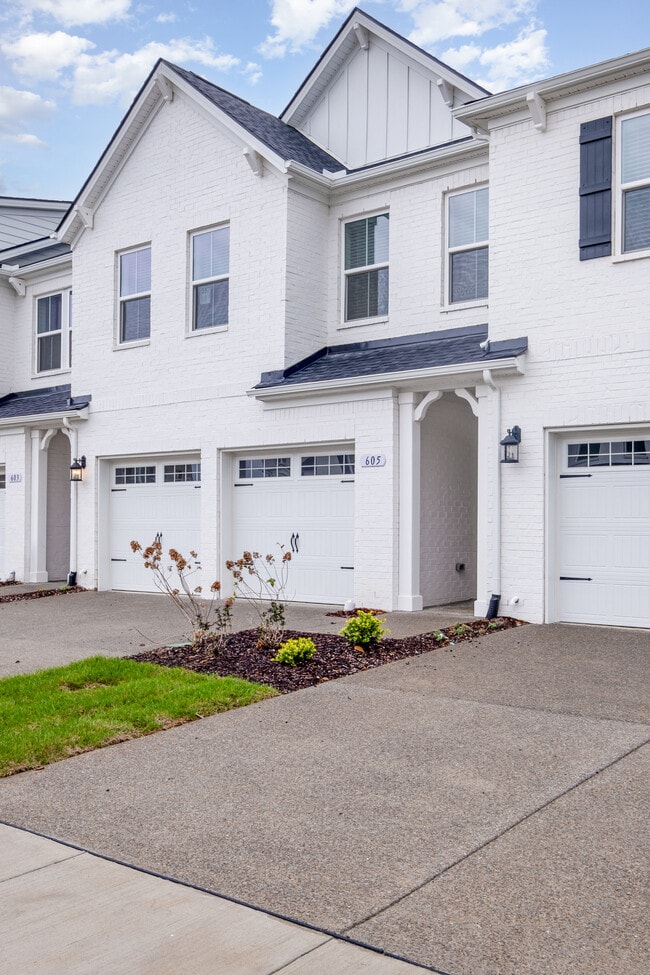 Building Photo - 605 Club View Way