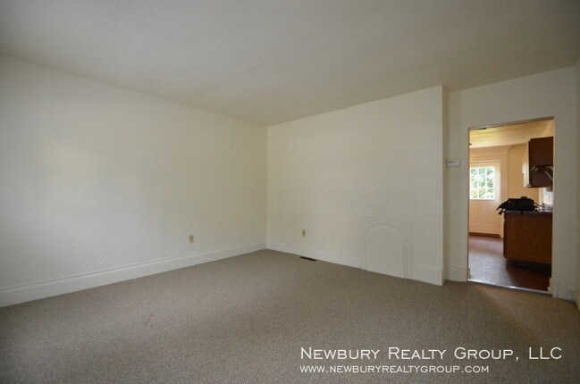 Building Photo - Updated Townhouse - Great Location!