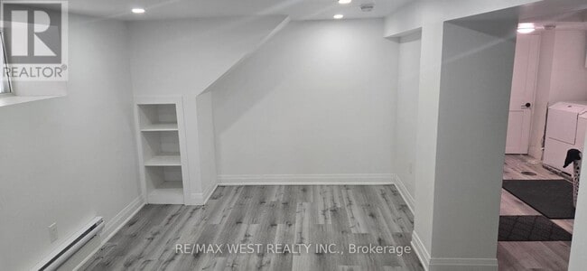 Building Photo - 450 Glenlake Ave