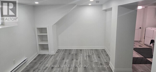 Photo du bâtiment - 450 Glenlake Ave