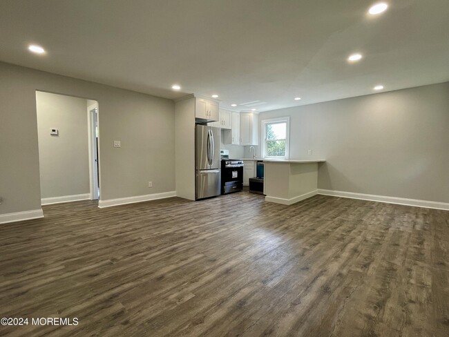 Building Photo - 500 Cliffwood Ave W