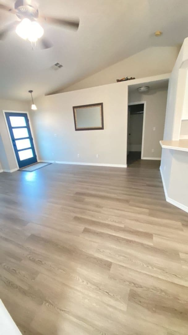 Building Photo - Super Cute Home!