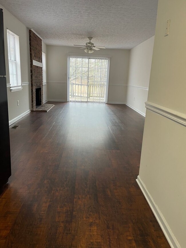 Building Photo - 2 bedroom, 2 bath duplex in Sleepy Creek off Lumpkin Street! Move-in Ready