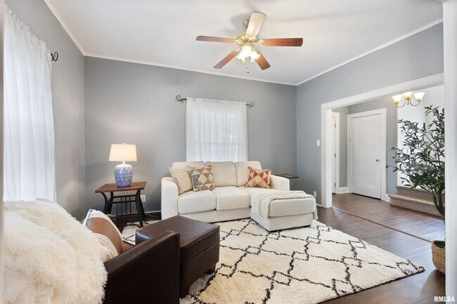 Foto del edificio - Three bedroom two and a half bath home for...