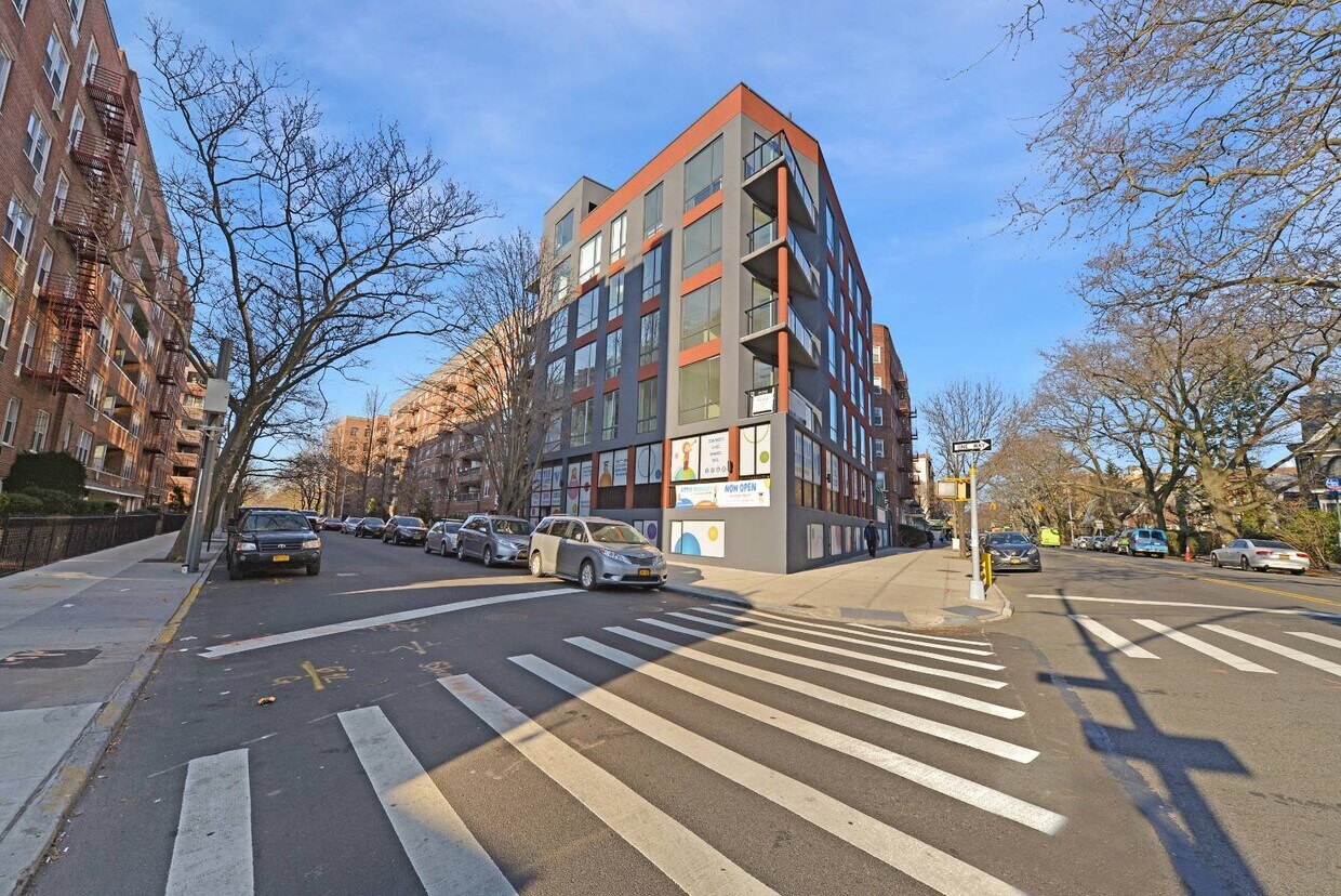 Building Photo - 631 E 18th St