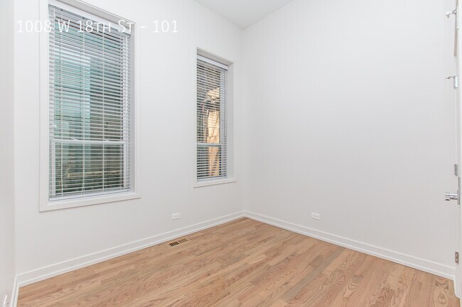 Foto del edificio - Impeccably Renovated 2-Bed/1-Bath in Heart...