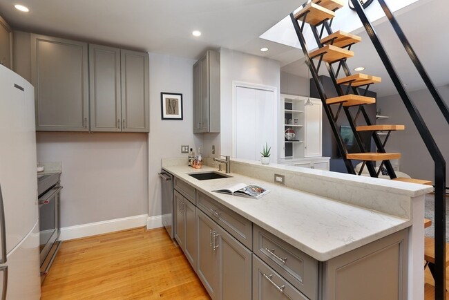 Building Photo - 66 Appleton St