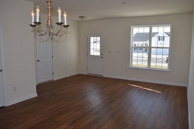 Foto del edificio - Spacious Duplex close to schools and shopping.