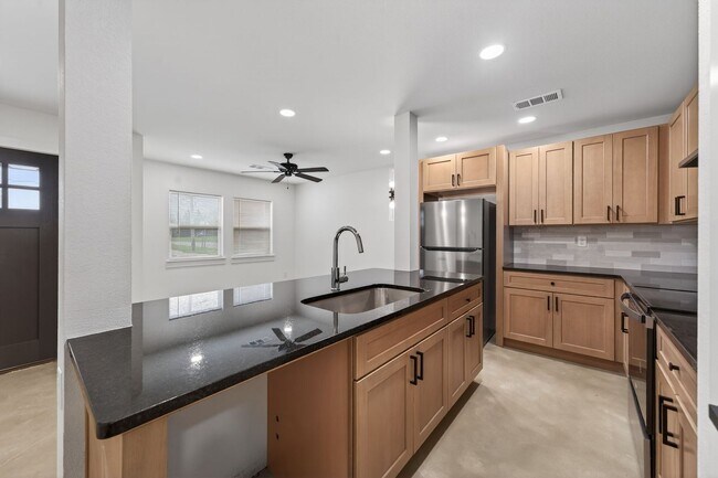 Foto del edificio - Brand-New Duplex Living in the Heart of Greenville – Modern Finishes & Private Driveways