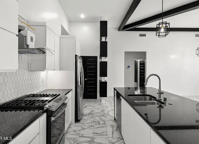 Foto del edificio - 13256 Coldham St