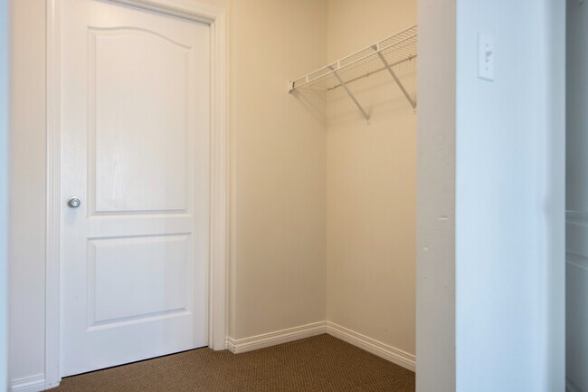 Photo du bâtiment - 7331-7331 Terwillegar Dr S NW