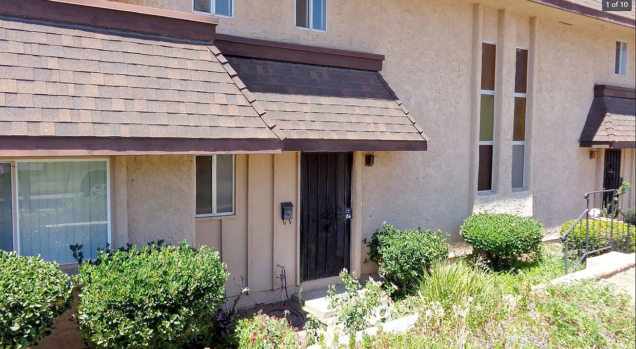 Foto principal - 2 bedroom, 1.5 bath townhome with 2 parkin...