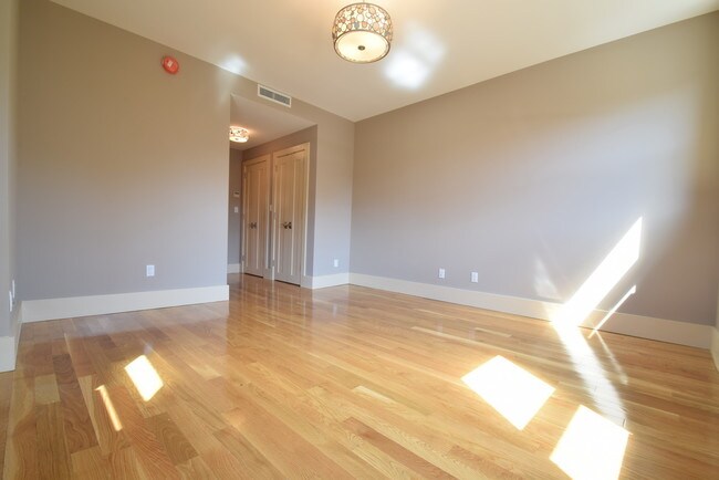 Building Photo - 360 7th St