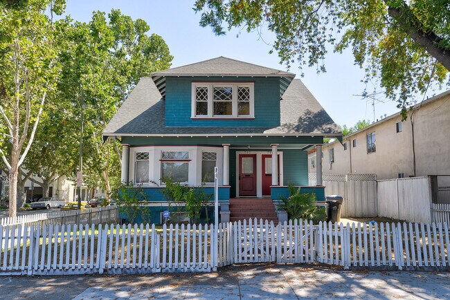 Building Photo - 704 S 10th St