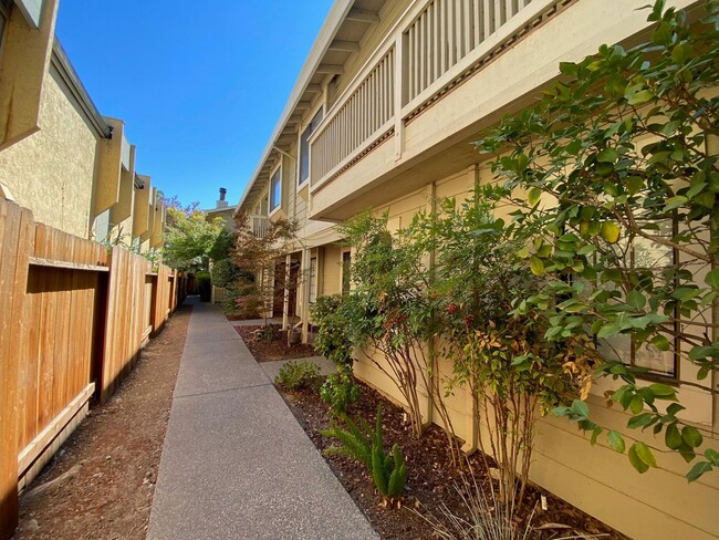 Building Photo - Updated Midtown 2 Bedroom Townhouse in Gat...