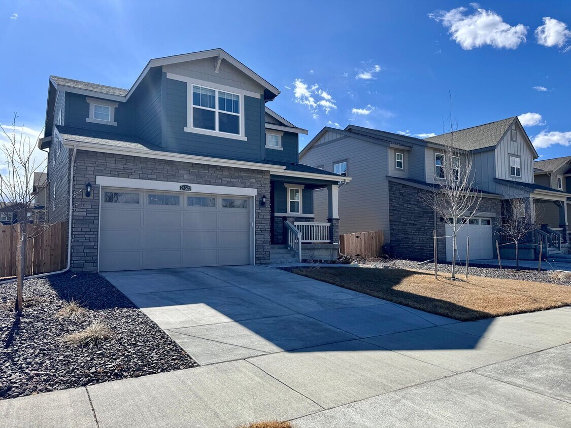 Stunning New Build in Aurora with Sleek Fi... - Stunning New Build in Aurora with Sleek Fi...