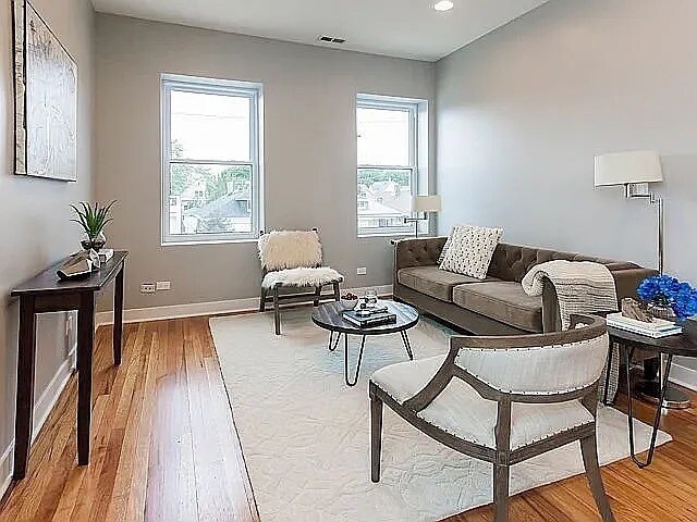 Foto del edificio - 2343 W Foster Ave