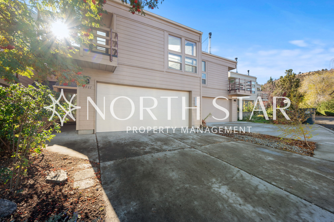 Building Photo - Charming 2 bedroom townhome in NE Bend