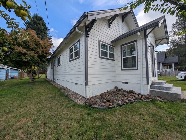 Foto del edificio - Adorable Four Bedroom w/ Fenced Yard Avail...