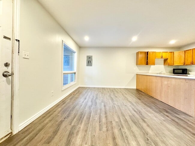 Building Photo - 59 Queenston St