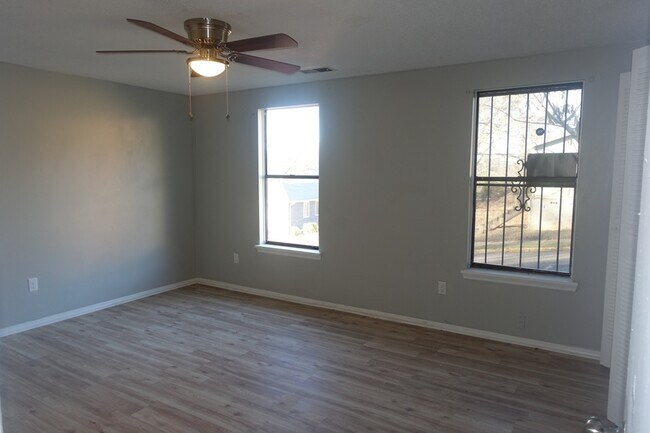 Building Photo - 112 Thomas Cir