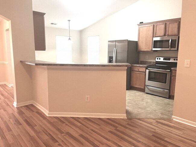 Building Photo - Beautiful, Spacious Three Bedroom, Two Bat...