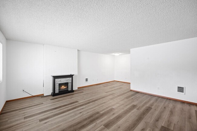 Building Photo - Large Central Valley Duplex - Available Now!