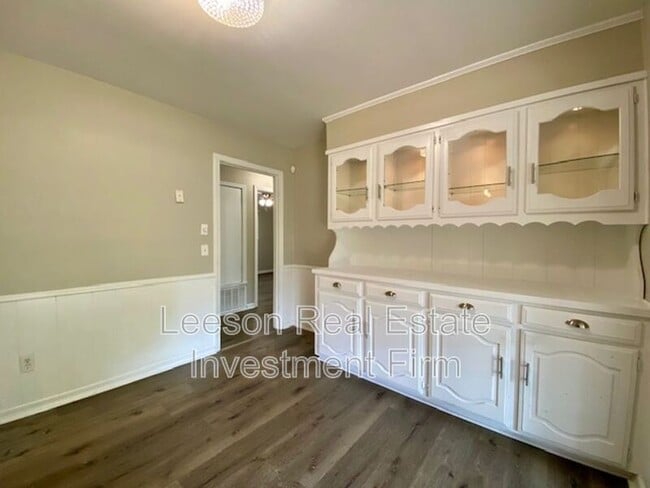 Building Photo - 845 Elmdale St