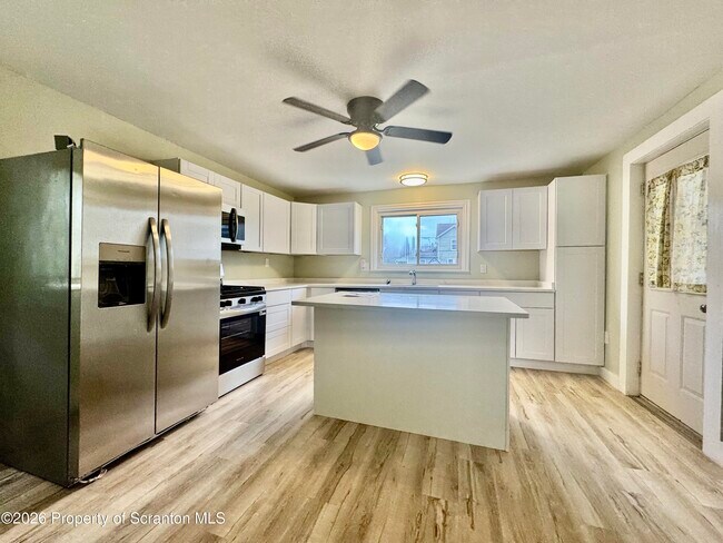 Foto del edificio - 1746 Bloom Ave