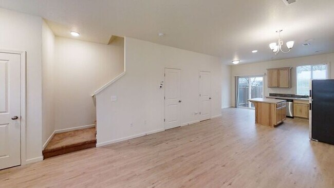 Foto del edificio - Now Showing- Charming 3-Bedroom Townhome in Lively Lents Neighborhood - Your New Home Awaits!