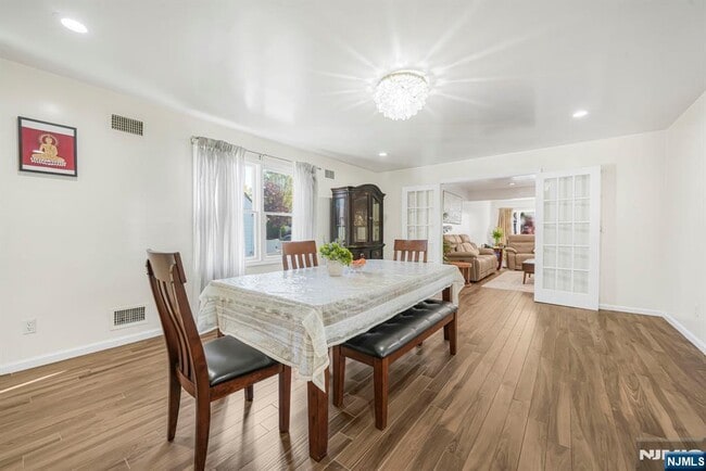 Building Photo - 405 Burnet Pl