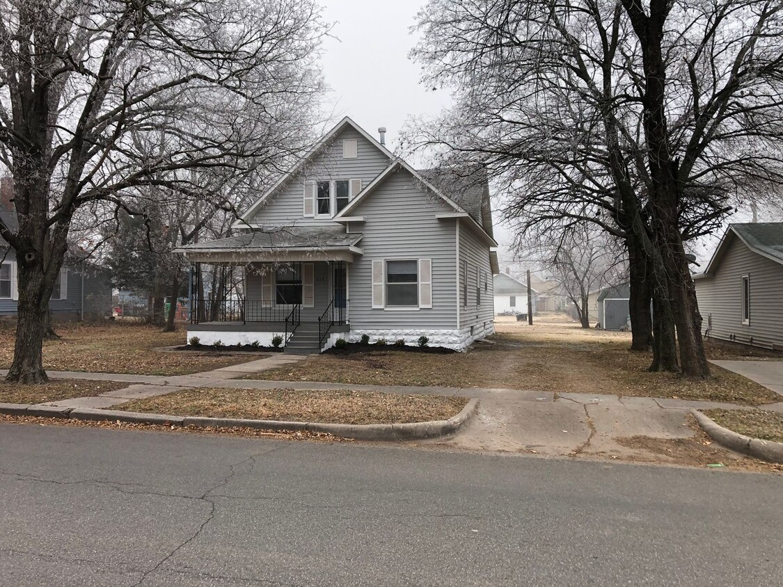 Foto principal - Updated 4 bedroom/2 bath home in Winfield!