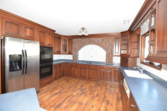 Building Photo - Updated Single Family in Clearfield Estate...