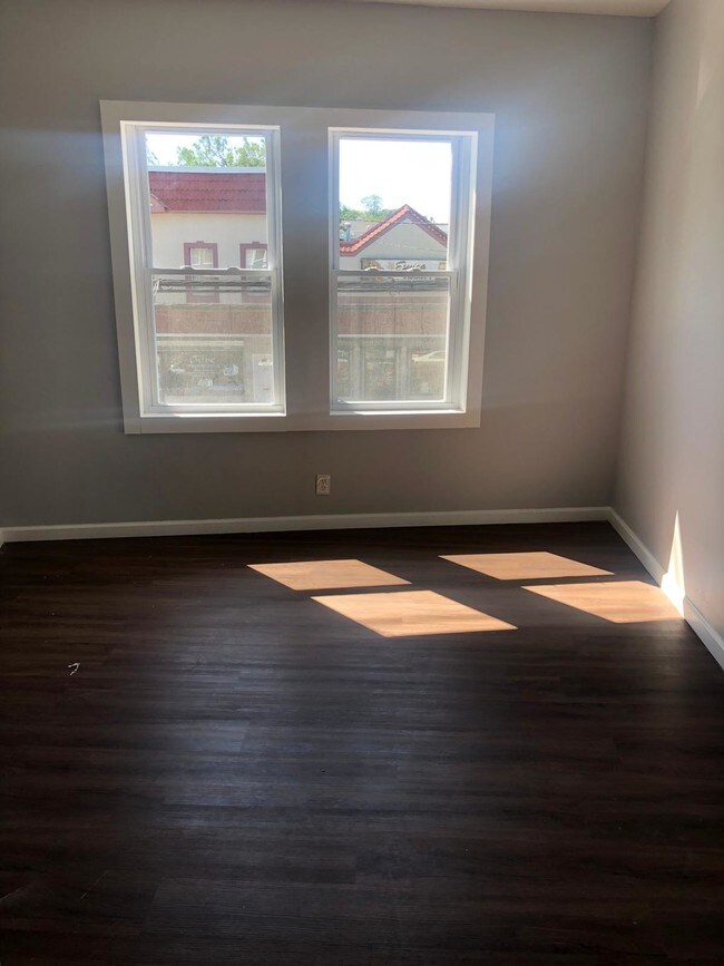 Building Photo - 807 Summer Ave