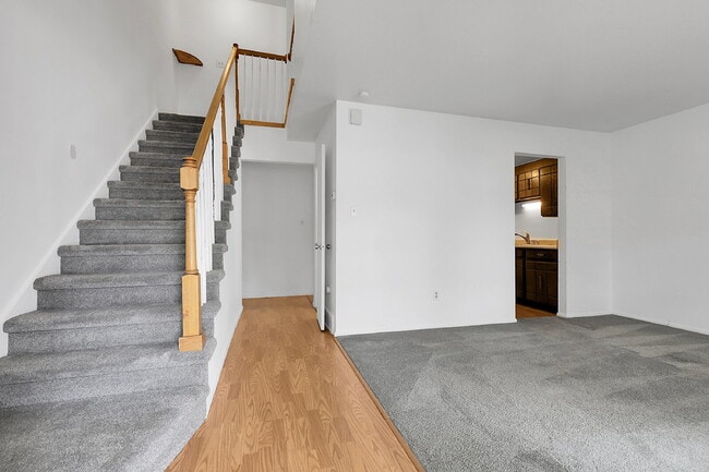 Building Photo - $1,995.00, 3 bed, 1.5 bath, located in Aur...