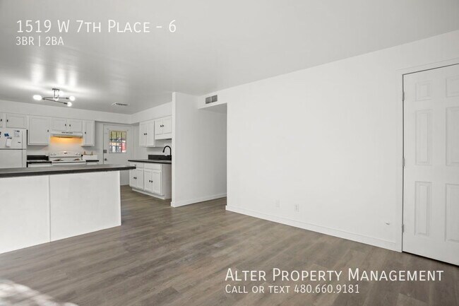 Building Photo - 3 Bedroom 2 Bath Tempe Home with private p...