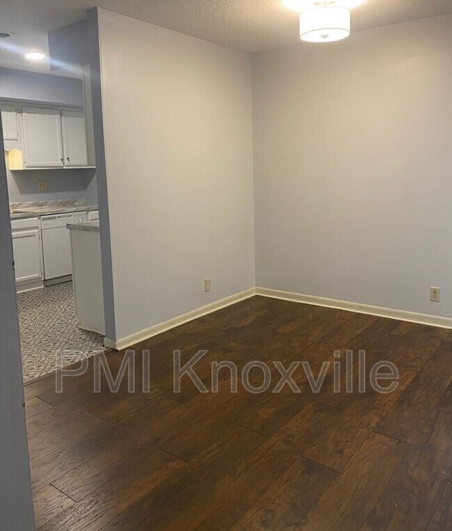 Foto del edificio - 9120 Woodpark Ln NW